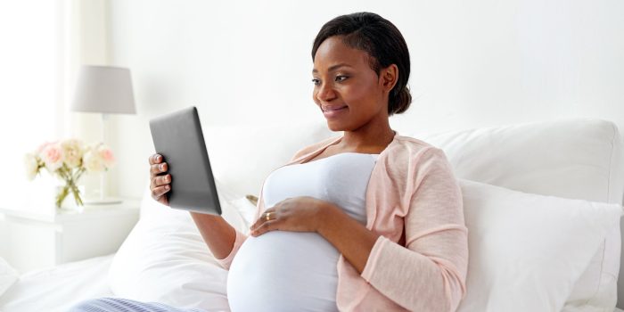 Pregnant Black woman using Count the Kicks on her iPad